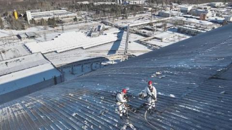 Workers on the roof of the shelter after the drone strike 